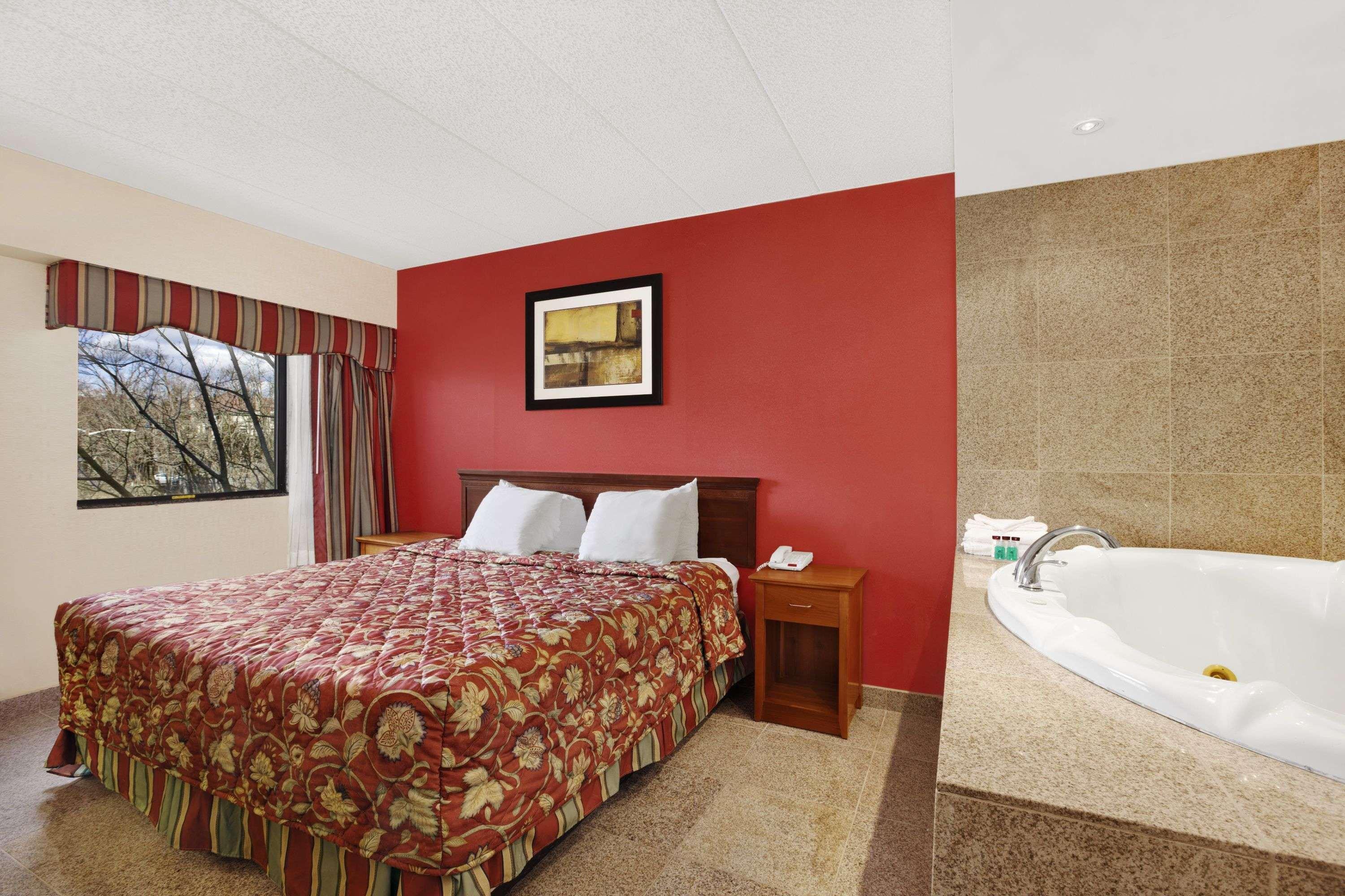 Ramada By Wyndham East Orange Hotel Exterior foto